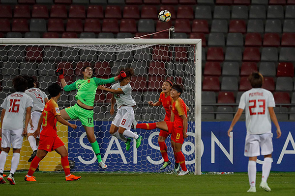 2018女足亚洲杯半决赛，中国1-3日本。彭诗梦准备扑球。