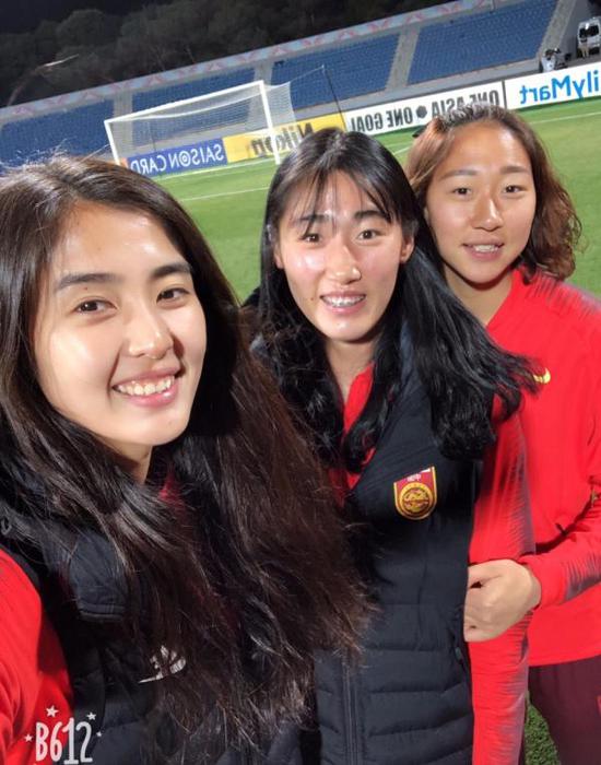 中国女足国门合影，左一为赵丽娜。